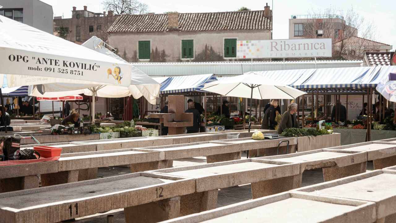Na šibenskoj pijaci šparoge od 7 eura ne privlače kupce: 'Sve će ovo nestati, svi idu u centre'