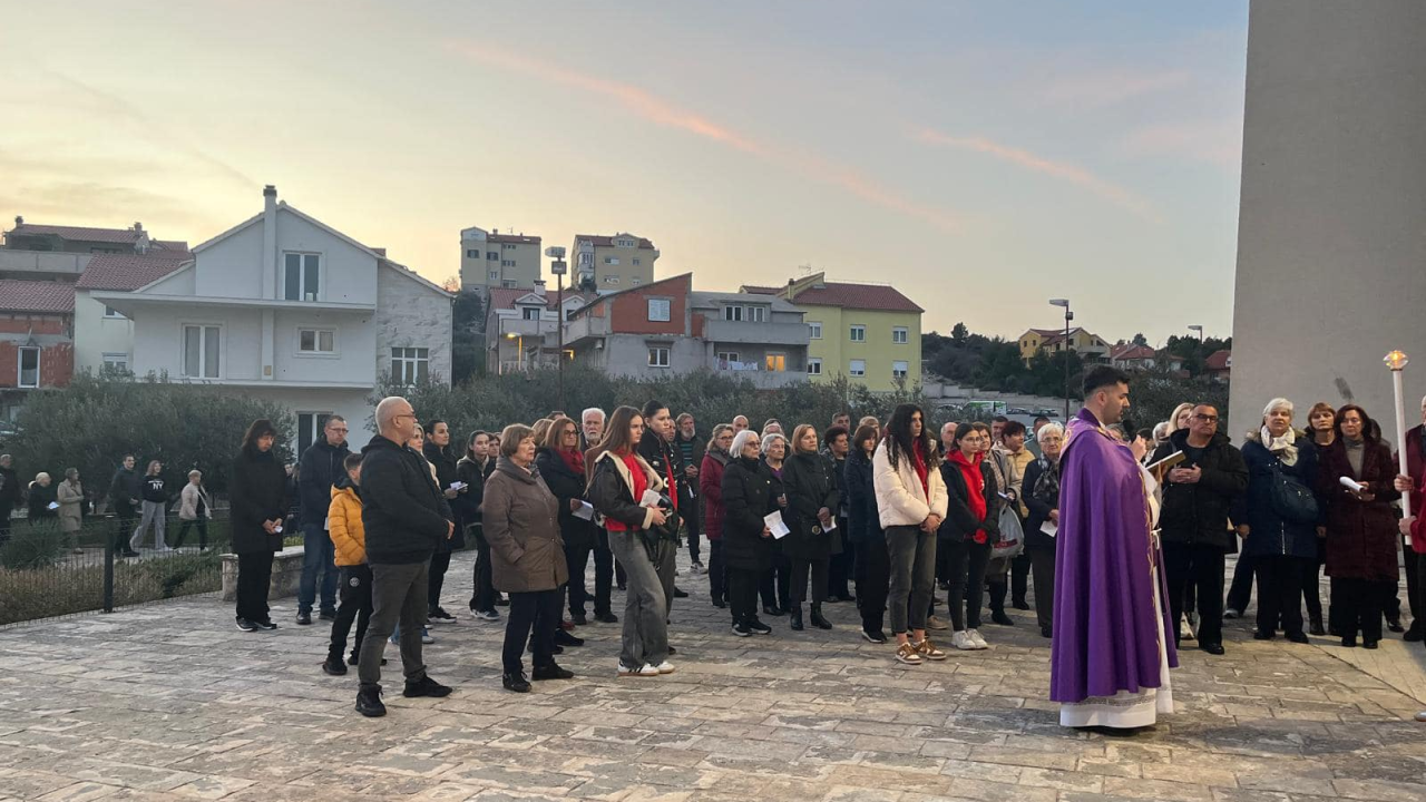 Vjernici župe Svetog Jeronima okupili su se u molitvi križnog puta kroz Meterize