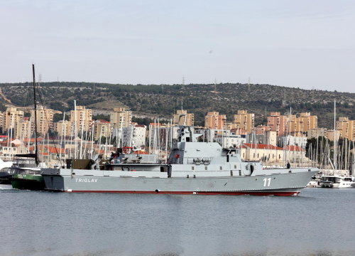 Fotografija 2 - Slovenski ratni brod dotegljen na remont u Šibenik