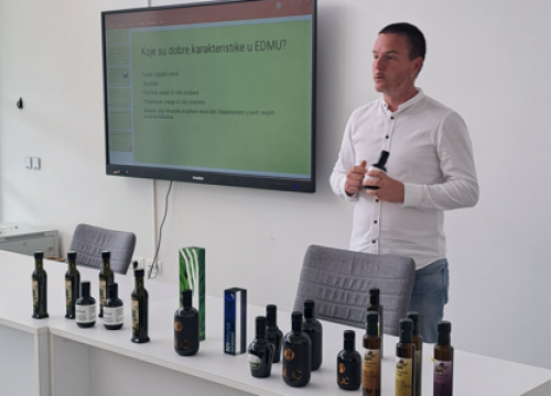 Prvi vikend manifestacije 'Fešta od okusa' okupila brojne maslinare, stručnjake i ljubitelje maslinovog ulja