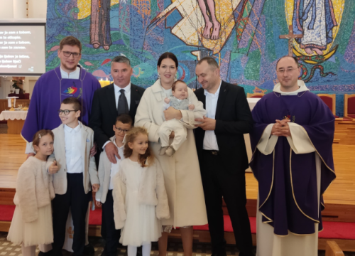 Na Šubićevcu kršteno peto dijete obitelji Fakčević, misu predvodio djetetov ujak