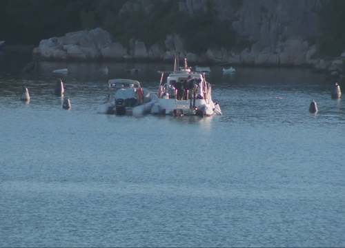 Fotografija 2 - Policijski ronioci kod Batižela iz mora izvlače dvije avionske bombe