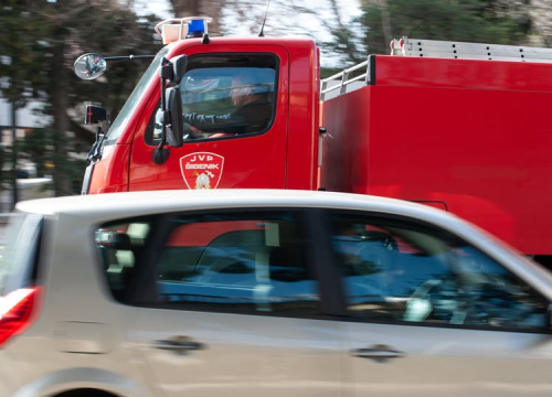 Šibenski vatrogasci na Šubićevcu uklonili stablo koje je prijetilo prolaznicima i vozilima