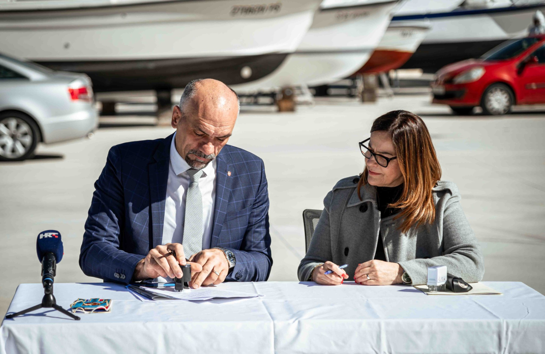 Župan Jelić i Jadranka Fržop potpisali ugovor o financiranju projekata: ‘Lučka infrastrukira nam je od iznimnog značaja’