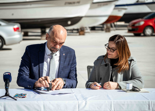 Fotografija 1 - Župan Jelić i Jadranka Fržop potpisali ugovor o financiranju projekata: ‘Lučka infrastrukira nam je od iznimnog značaja’