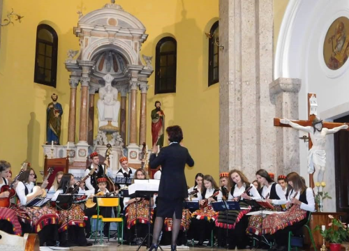 Drniški tamburaši oprostili se od svoje mentorice Milke Tomić: 'Njezina ostavština živjet će kroz sve nas'