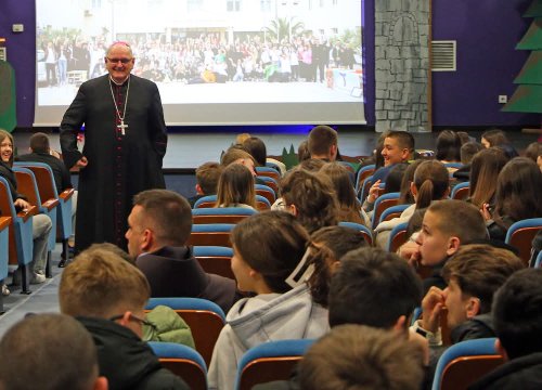 Fotografija 9 - Više od 350 krizmanika Šibenske biskupije okupili se na susretu u Katoličkoj školi