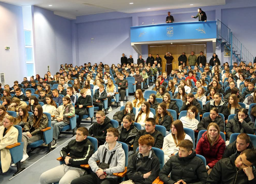 Više od 350 krizmanika Šibenske biskupije na susretu u Katoličkoj školi