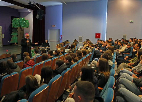 Fotografija 6 - Više od 350 krizmanika Šibenske biskupije okupili se na susretu u Katoličkoj školi