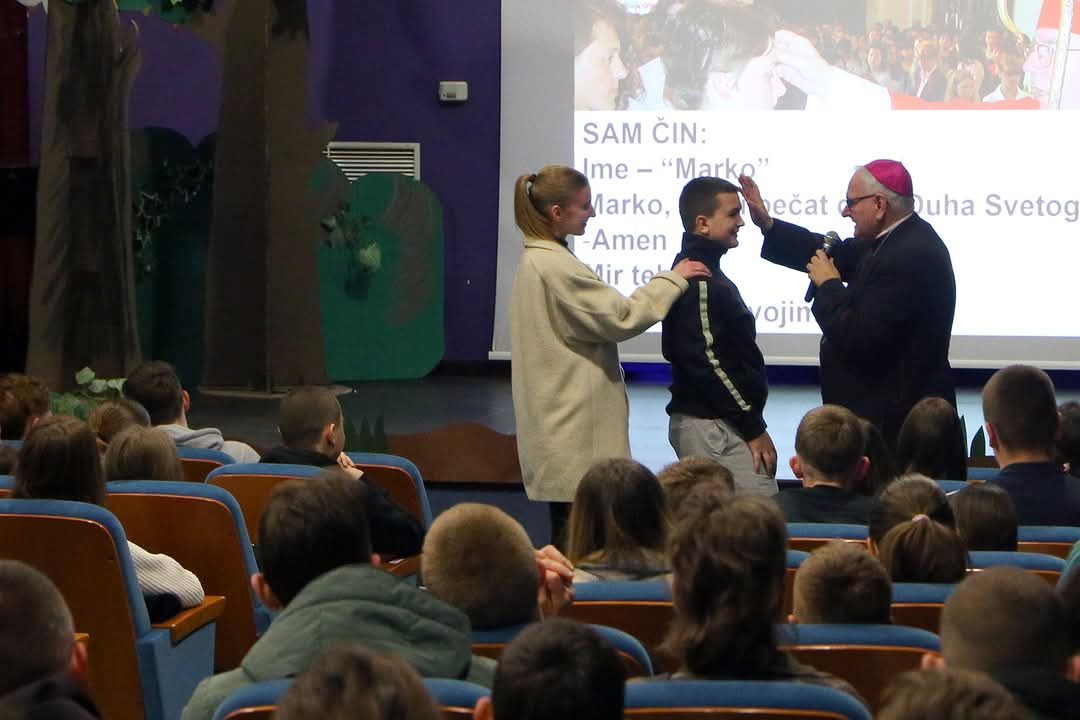 Više od 350 krizmanika Šibenske biskupije okupili se na susretu u Katoličkoj školi