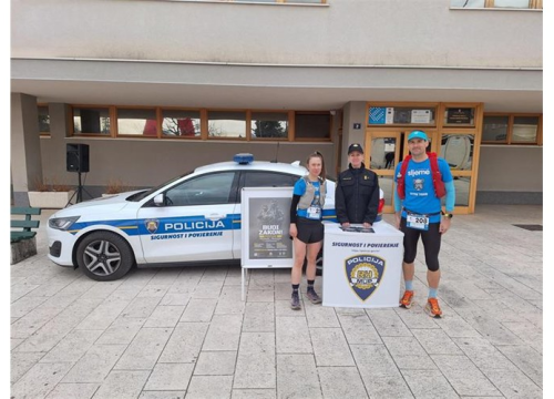 Fotografija 1 - Policajci i policajke na drniškom 'Promina trailu' promovirali svoje zanimanje