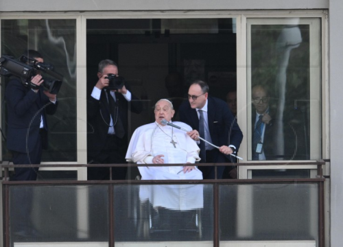 Papa Franjo pušten iz bolnice, kad stigne u Vatikan čeka ga dug oporavak