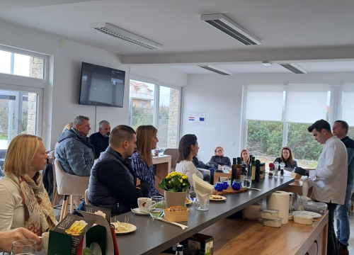 Na radionici u Kistanjama polaznici učili o sljubljivanju sira i maslinovih ulja pod vodstvom chefa Dine Bebića