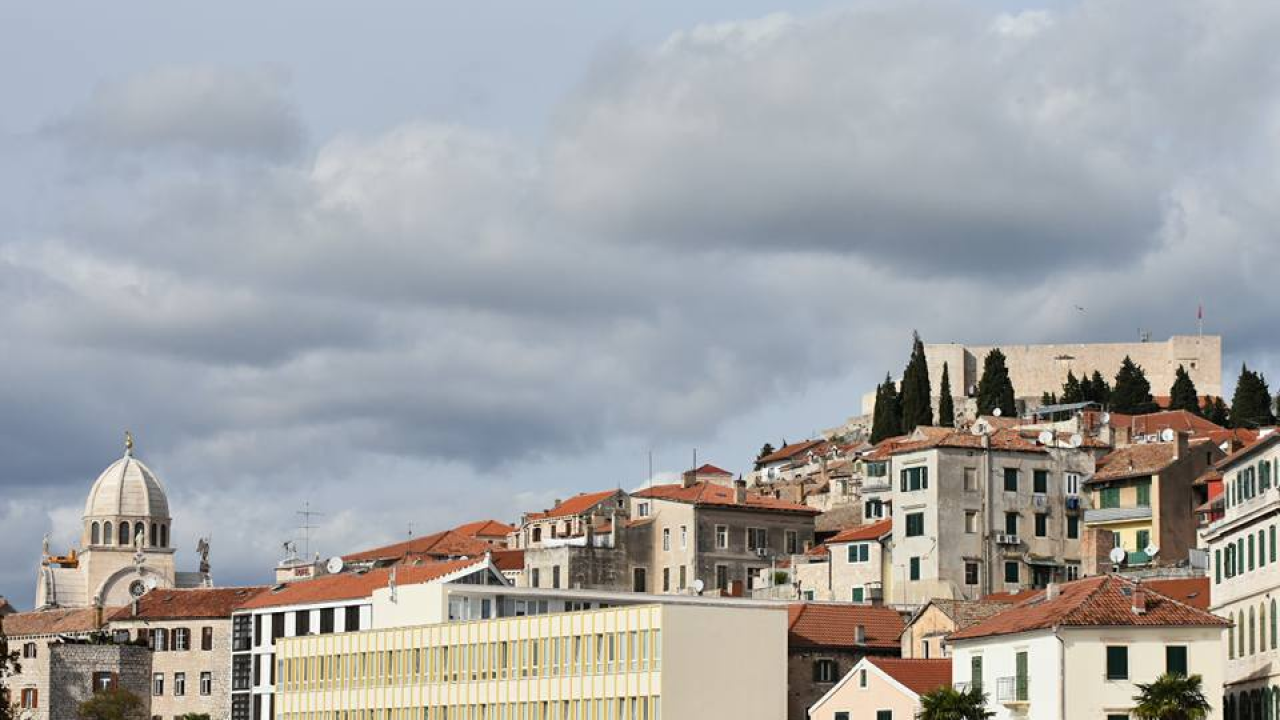 Srijeda pretežno oblačna s povremenom kišom