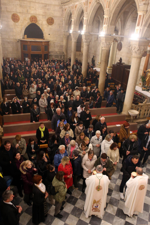 Misom u katedrali i procesijom do crkve Svetog Duha započelo trajno euharistijsko klanjanje