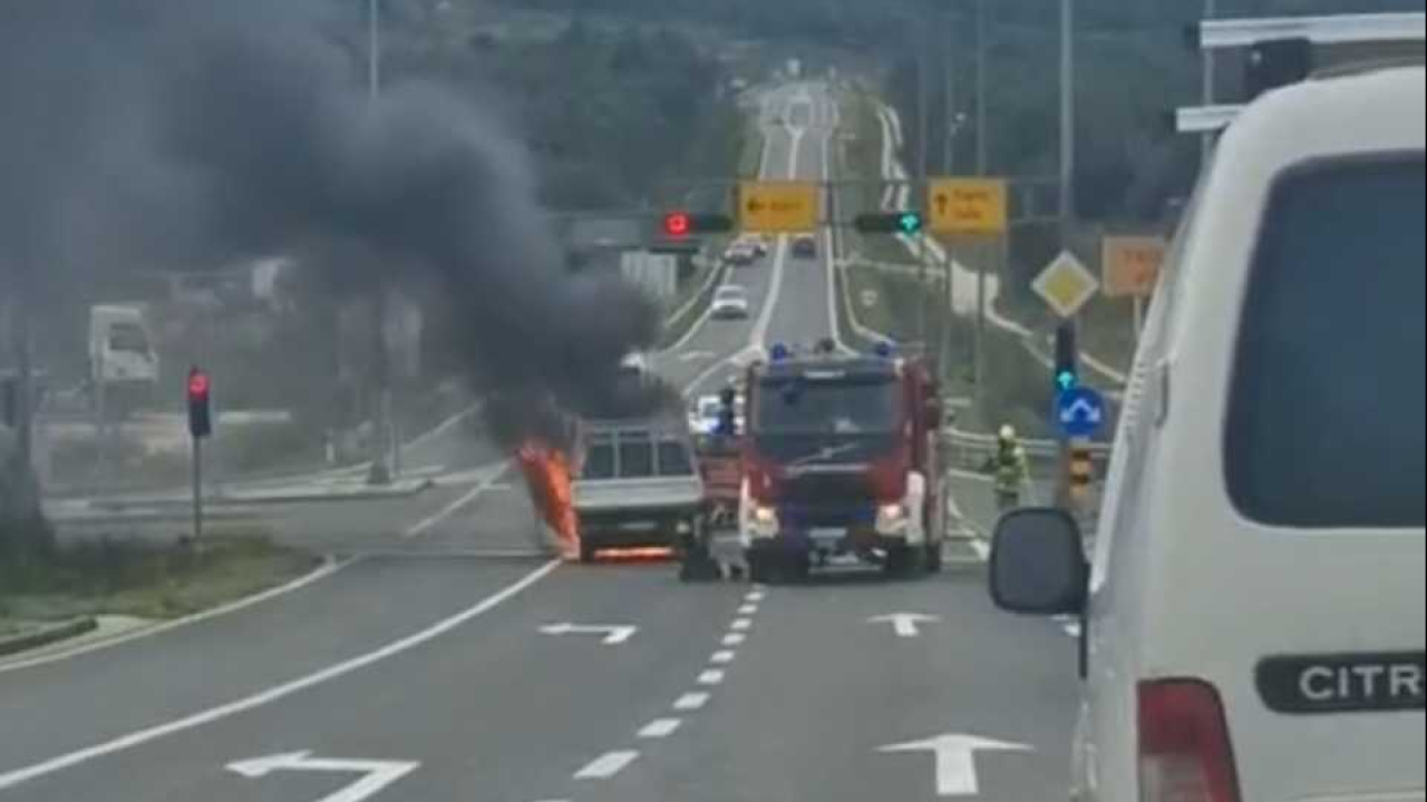Na vodičkoj obilaznici zapalilo se manje teretno vozilo, vatrogasci na terenu