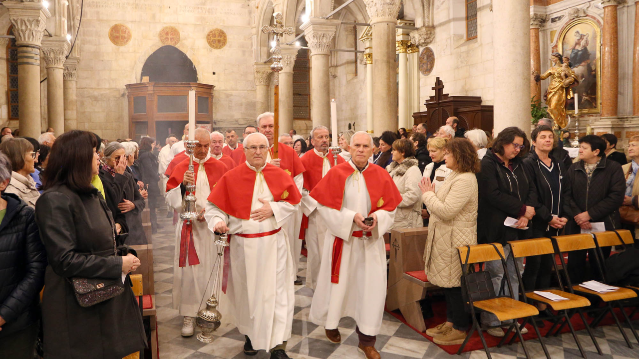 Misom u katedrali i procesijom do crkve Svetog Duha započelo trajno euharistijsko klanjanje u Šibeniku