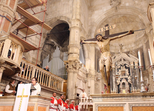 Fotografija 13 - Misom u katedrali i procesijom do crkve Svetog Duha započelo trajno euharistijsko klanjanje