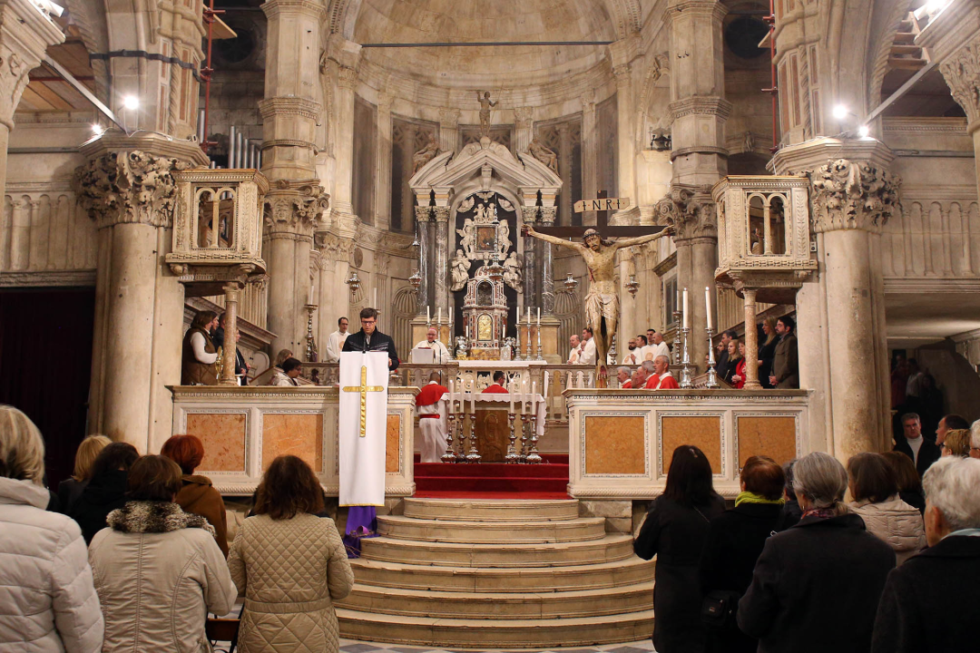 Misom u katedrali i procesijom do crkve Svetog Duha započelo trajno euharistijsko klanjanje