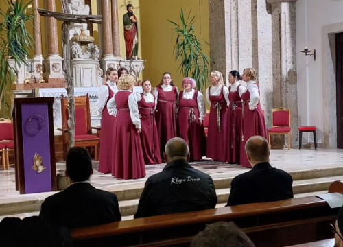 Fotografija 9 - Stoljetna tradicija pučkih korizmenih napjeva: Klape nastupile na korizmenom koncertu u Drnišu