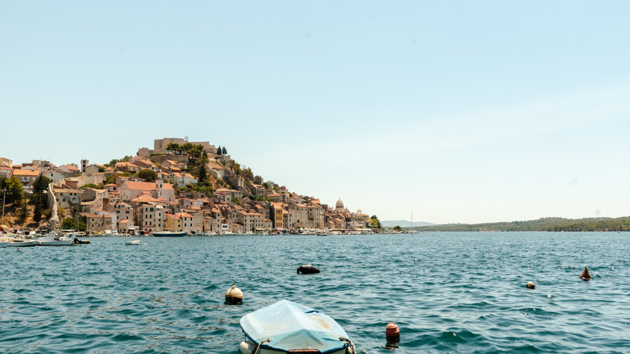 Nedjelja djelomično sunčana uz slabu buru