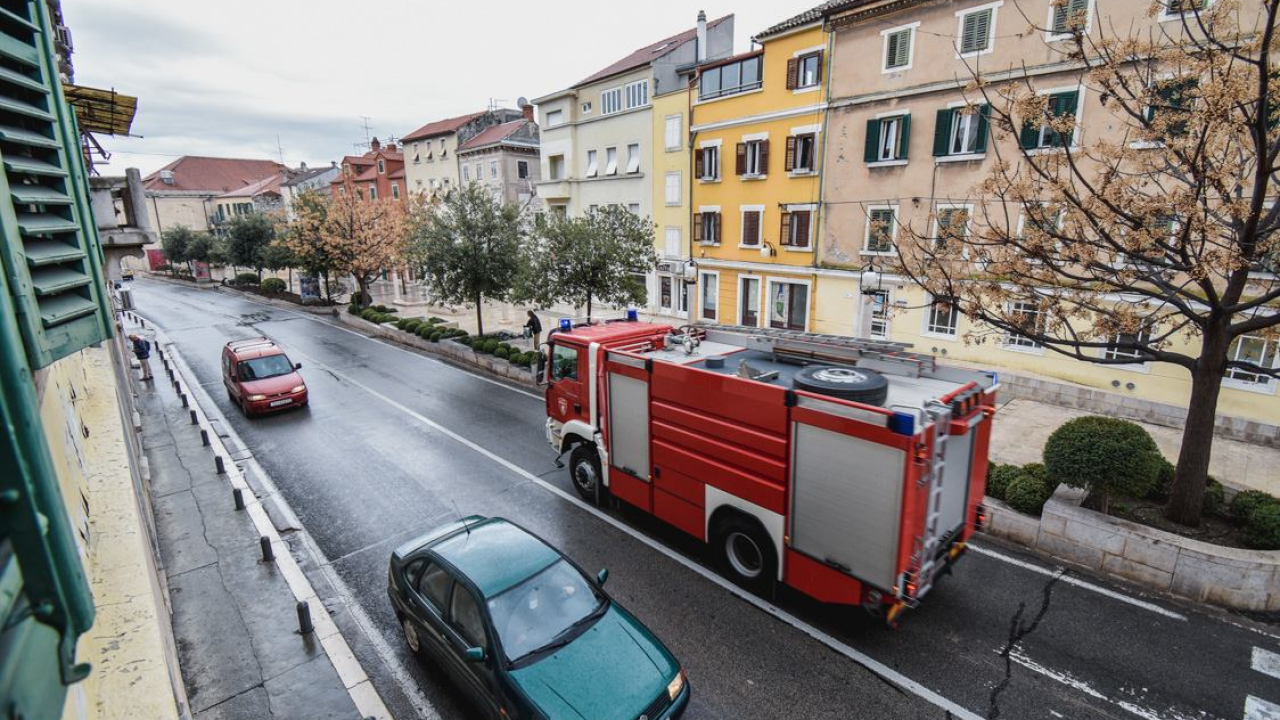 Požar niskog raslinja na području bivše vojarne u Šibeniku. Vatrogasci na terenu