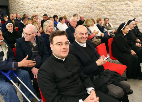 Fotografija 7 - Šibenska publika ispunila dvoranu na premijeri filma o biskupu Srećku Badurini