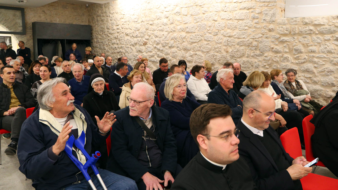 Šibenska publika ispunila dvoranu do posljednjeg mjesta na premijeri filma o biskupu Srećku Badurini