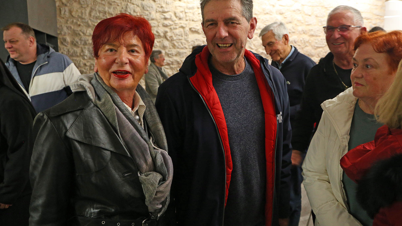 Šibenska publika ispunila dvoranu do posljednjeg mjesta na premijeri filma o biskupu Srećku Badurini