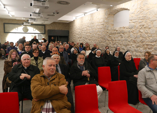 Fotografija 4 - Šibenska publika ispunila dvoranu na premijeri filma o biskupu Srećku Badurini