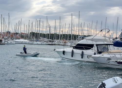 Fotografija 8 - Požar u ACI marini Vodice: Djelatnici i vatrogasci zajedničkim snagama ugasili vatru