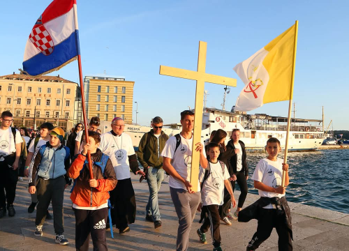 Mladi Šibenske biskupije hodočastili Križnim putem uoči Uskrsa