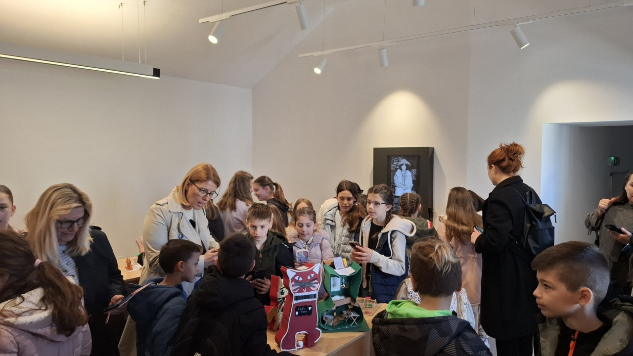 Omiljen motiv Vesne Parun kao inspiracija: Na Zlarinu otvorena izložba dječjih radova 'Mačke'