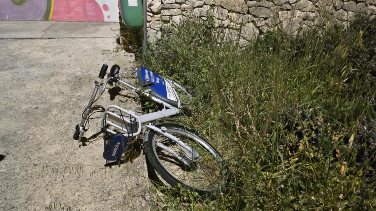 Javne bicikle na Banju 'parkirane' u parku, u jarku, nabijene na stup...