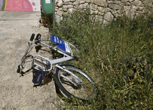 Javne bicikle na Banju 'parkirane' u parku, u jarku, nabijene na stup...