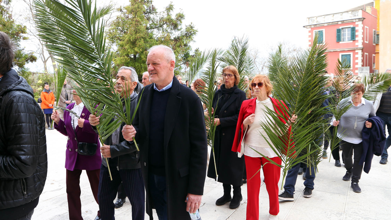 Brojni Šibenčani okupili se na blagoslovu maslinovih grančica i procesiji