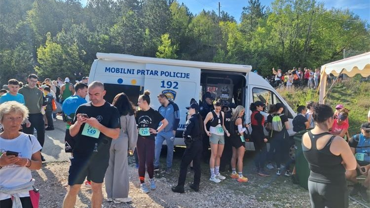 Šibenski policajci tijekom utrke 'Krčić trail' promovirali svoje zanimanje