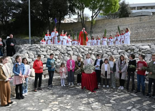 Svečanim ophodom na Šubićevcu proslavljena Cvjetnica