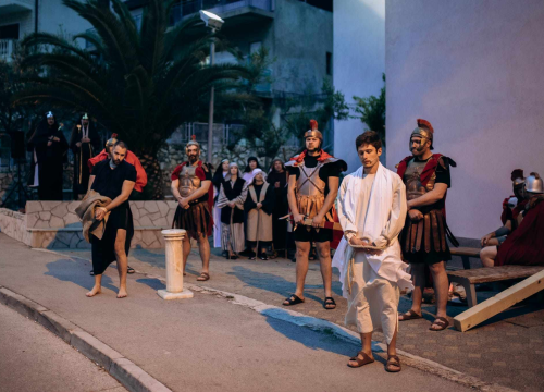 Fotografija 3 - Župljani izveli snažno uprizorenje 'Muke' uoči Velikog tjedna