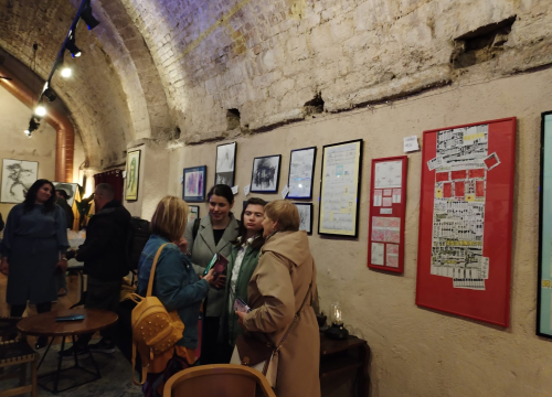 Fotografija 21 - Zvonimir Vila i njegovi 'Vilenjaci' napunili Azimut: Otvorena izložba radova djece iz Centra 'Šubićevac'