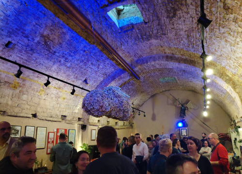 Fotografija 18 - Zvonimir Vila i njegovi 'Vilenjaci' napunili Azimut: Otvorena izložba radova djece iz Centra 'Šubićevac'