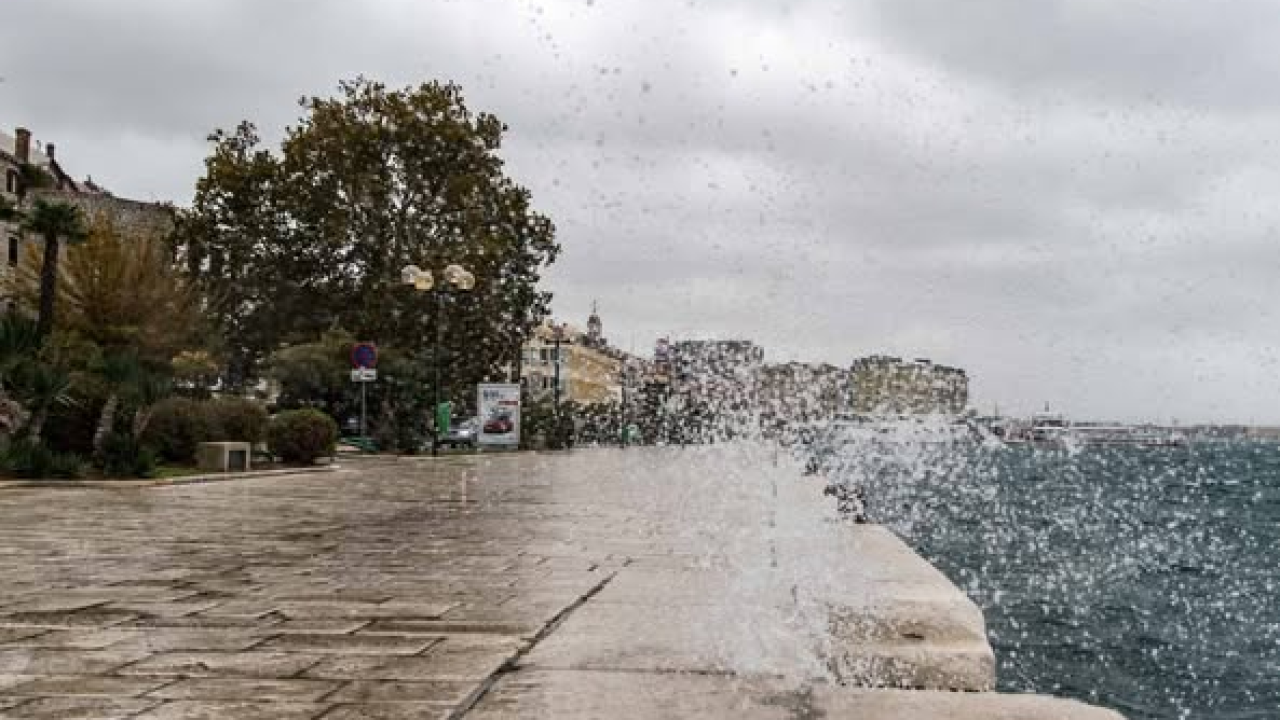 Oblačno uz kišu i olujno jugo