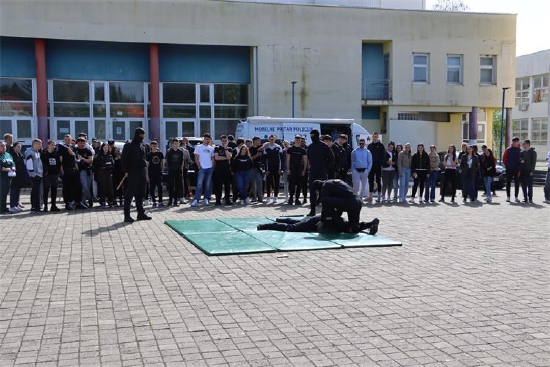 Održana kampanja 'Budi zakon': Policajci predstavili svoje zanimanje učenicima i građanima