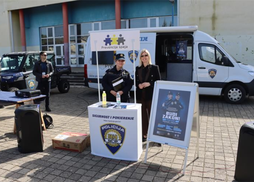 Fotografija 3 - Održana kampanja 'Budi zakon': Policajci predstavili svoje zanimanje učenicima i građanima