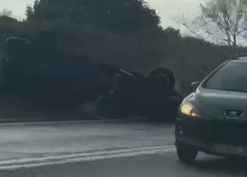 Lakše ozlijeđena vozačica (43) koja je jučer popodne okrenula auto na krov na D8 u Šibeniku