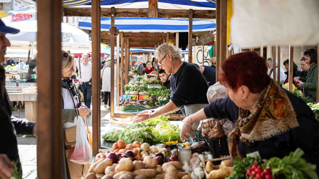 Veliki petak na šibenskoj pijaci: Traži se meso i zelenje, na peškariji nema gužve