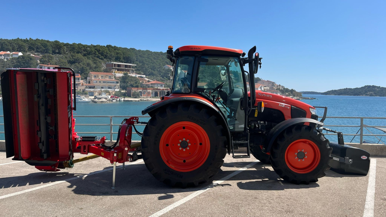 Novo vozilo olakšat će održavanje uskih i zahtjevnih poljskih puteva u Općini Tisno