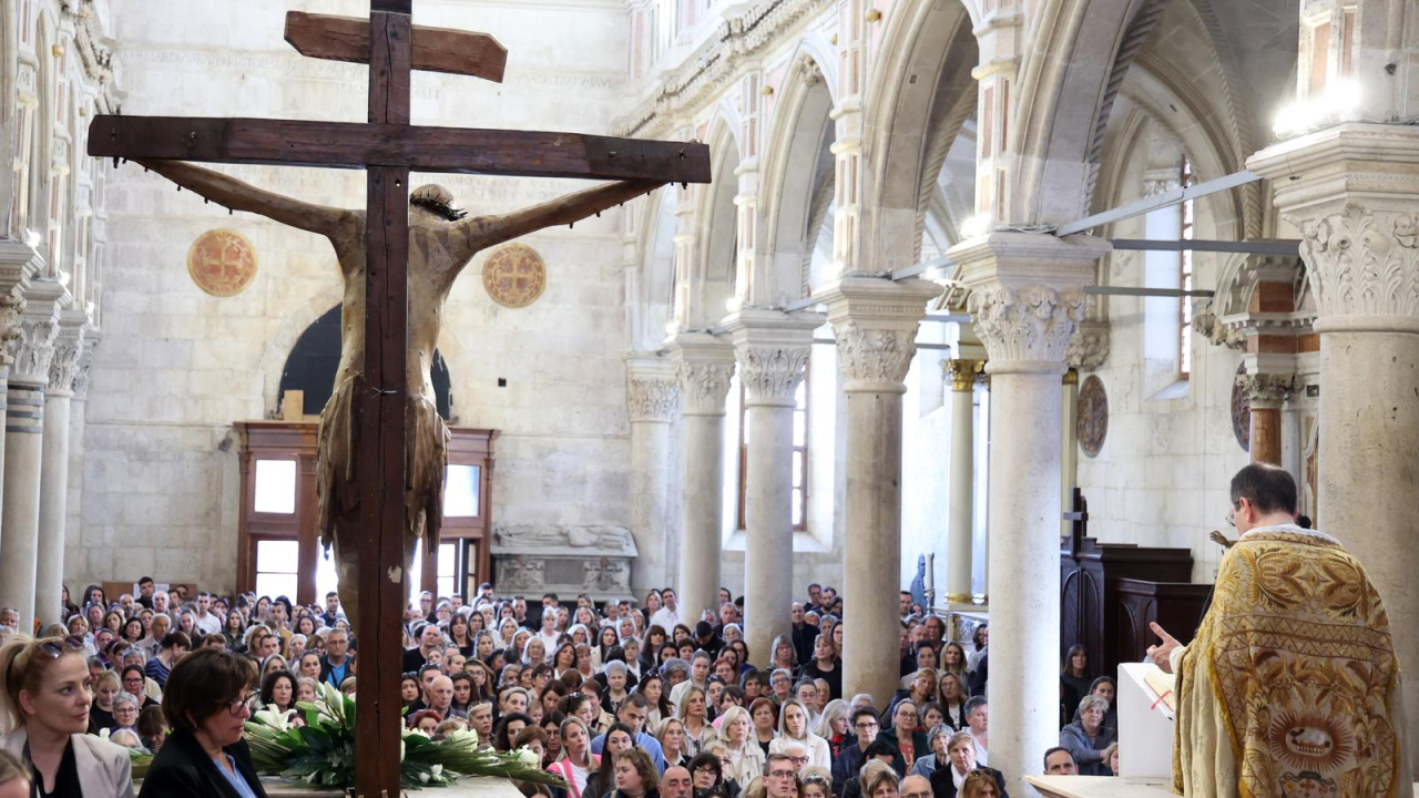 Završetak korizmenog posta: Blagoslov hrane u šibenskoj katedrali okupio brojne vjernike
