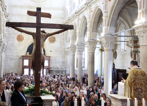 Završetak korizmenog posta: Blagoslov hrane u šibenskoj katedrali okupio brojne vjernike