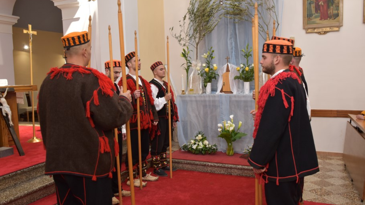 Župljani Marijina Uznesenja u Mirlović Zagori i ove godine uprizorili čuvanje Kristova groba